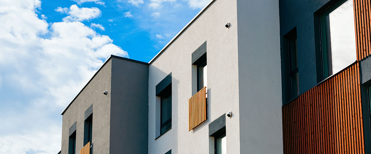 Schwarz weiße Häuserfassade mit Holzverkleidung