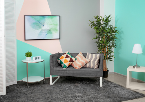 Mehrfarbige Wände mit Sofa davor