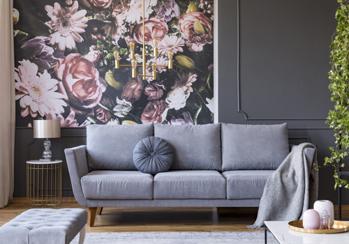 Blumentapete in Wohnzimmer