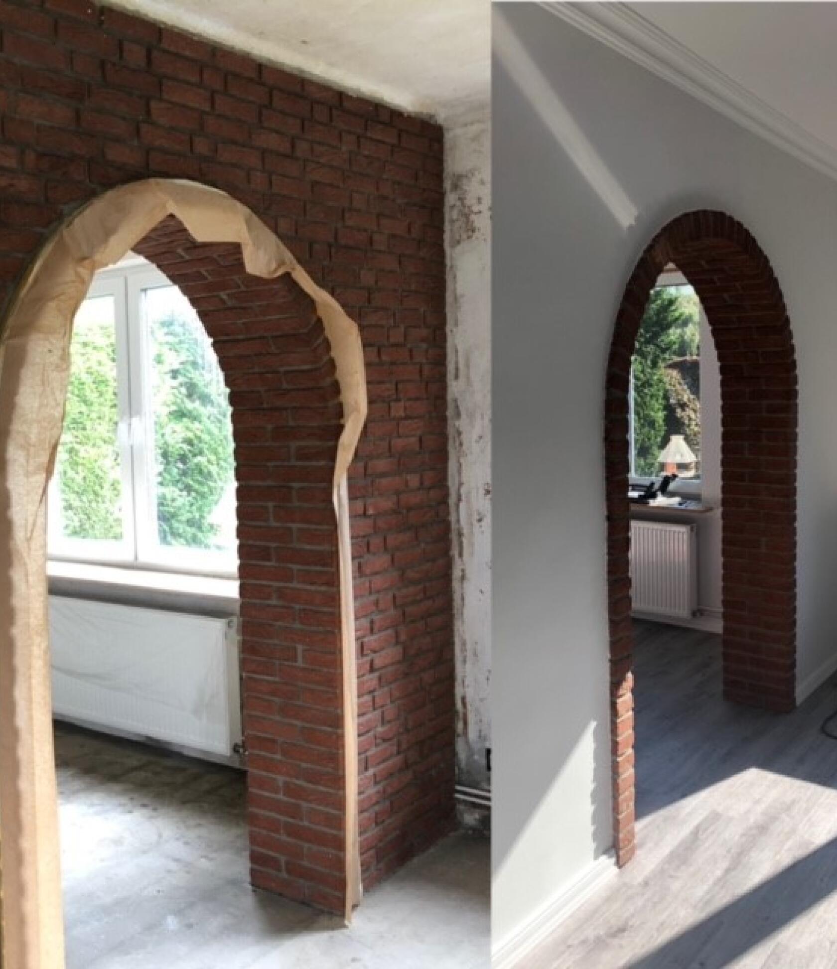 Roter Ziegelbogen bildet einen gewölbten Durchgang zwischen Räumen; linker Bogen teilweise mit Papier abgeklebt, links Fenster mit Heizkörper, rechts weiße Wand und Laminatboden.