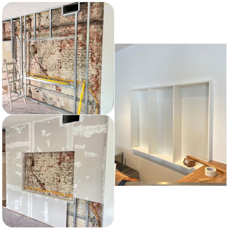 Innenwand in Renovierung – freigelegte Ziegel, Metallständer und Elektrokabel zeigen Montage; halbverkleidete Gipskartonplatten und fertig eingebautes weißes Nischenregal, Leiter und Wasserwaage sichtbar.