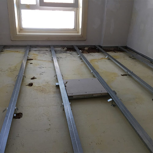 Freie Decke während Trockenbauarbeiten