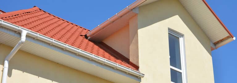 Haus mit roten Dachziegeln - Fassadenfarbe wählen