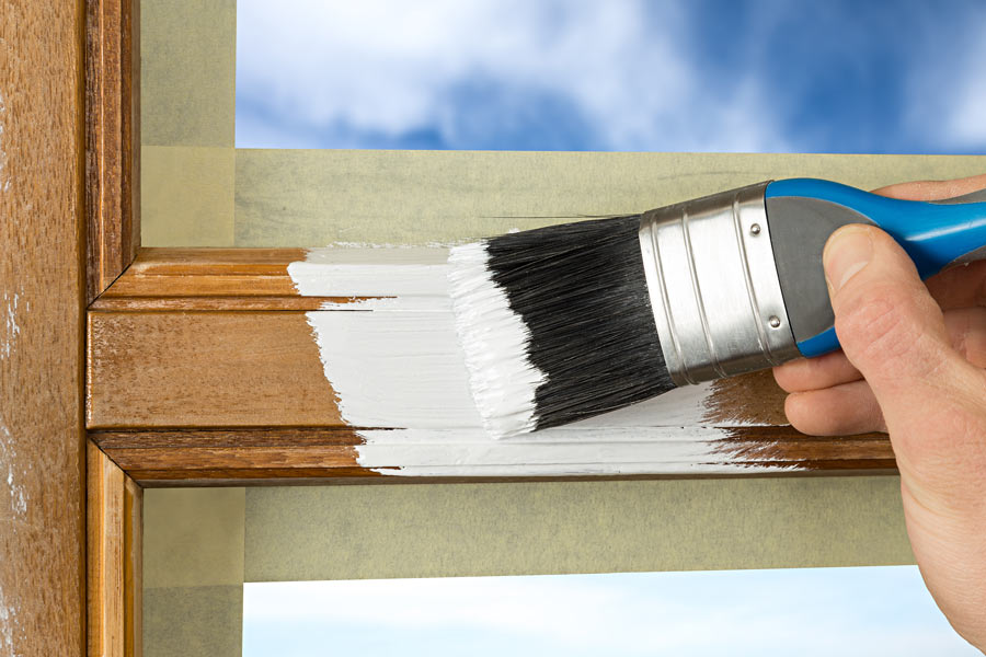 Holzfensterrahmen wird gestrichen