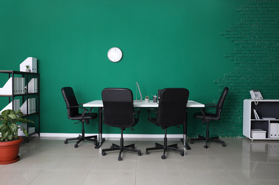 Büro mit grüner Wand