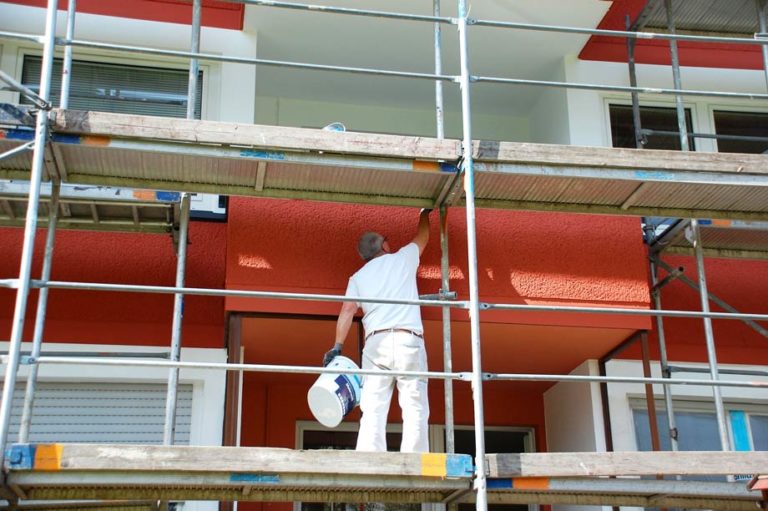 Haus Renovierung, Maler arbeitet auf dem Gerüst