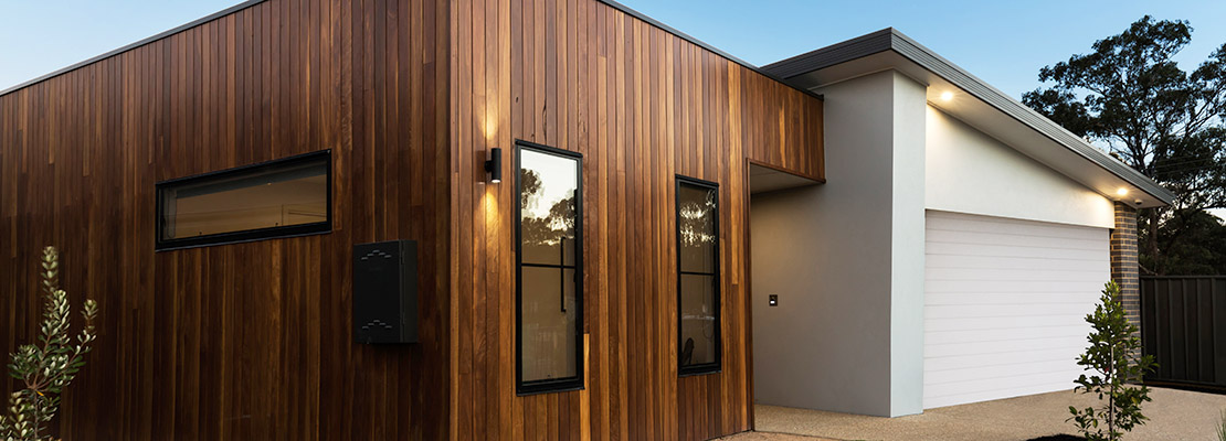 ein modernes Haus mit Holzfassade