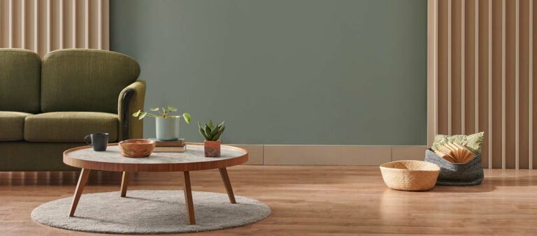 Grüner Wandhintergrund und ein minimalistisches Sofa