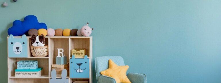 Kinderzimmer mit bunter Wandfarbe